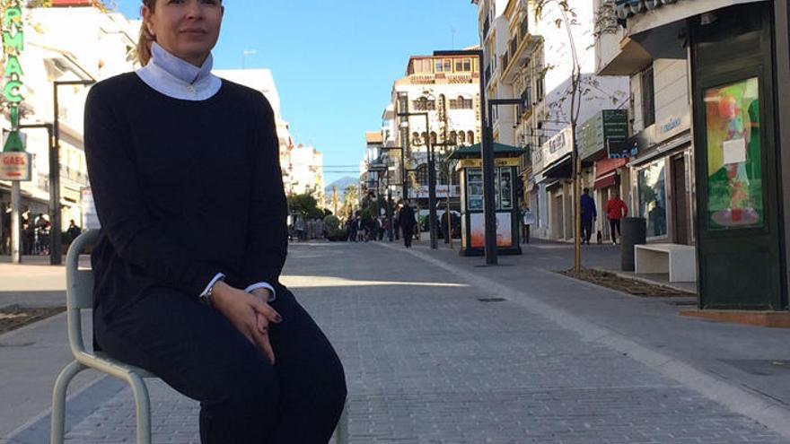 La presidenta de Apymespa, Ana García, en la avenida Marqués del Duero, cortada al tráfico.