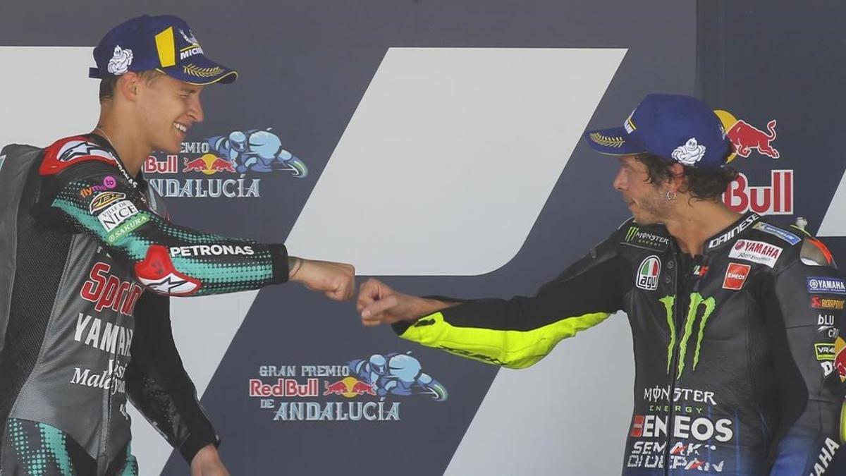 Fabio Quartararo (21 años) es felicitado hoy por Valentino Rossi (41), en el podio de Jerez.
