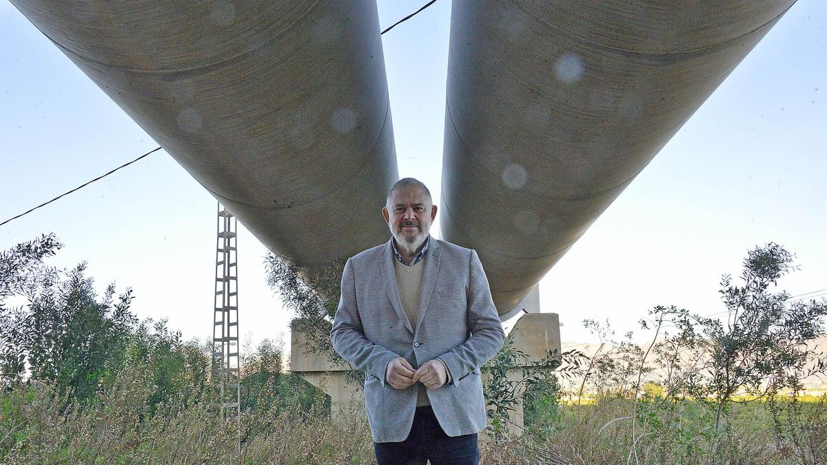 Lucas JimeÌnez, presidente del Scrats, bajo los tubos del trasvase en Orihuela