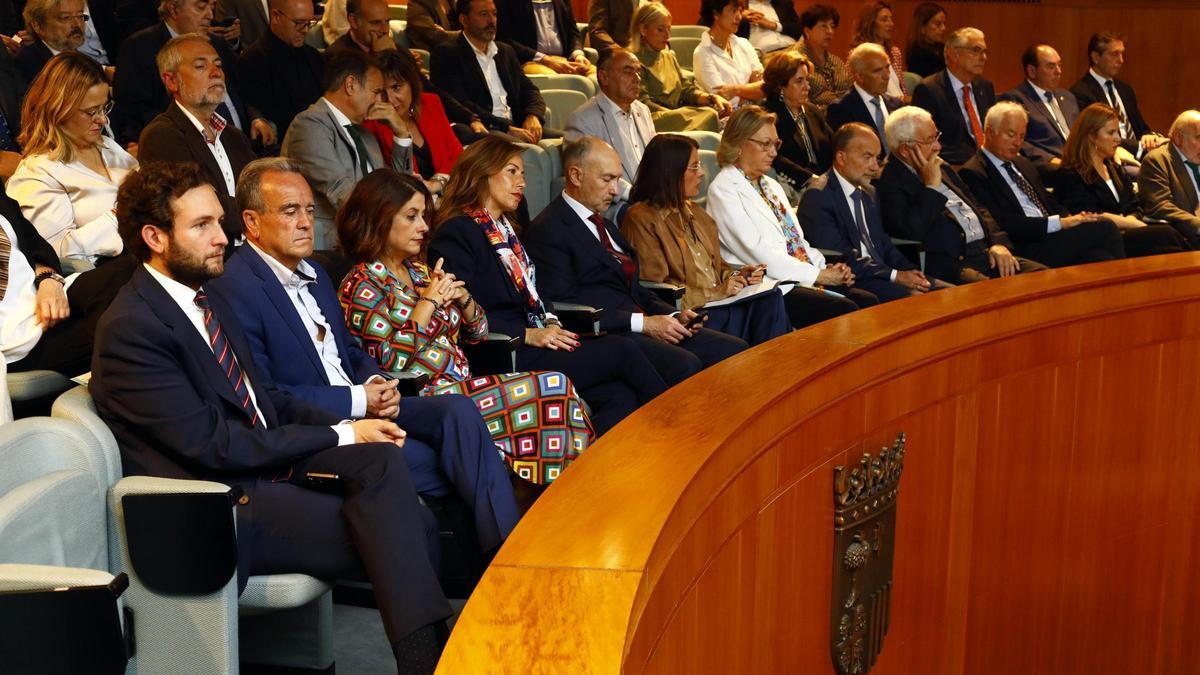 La tribuna de invitados volvió a contar con rostros reconocibles de la sociedad aragonesa.