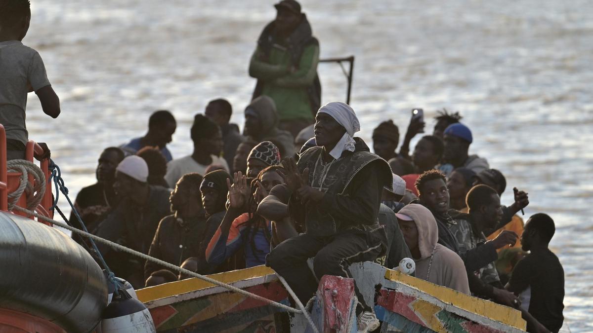 Salvamento Marítimo rescata dos cayucos con un total de 242 personas en El Hierro