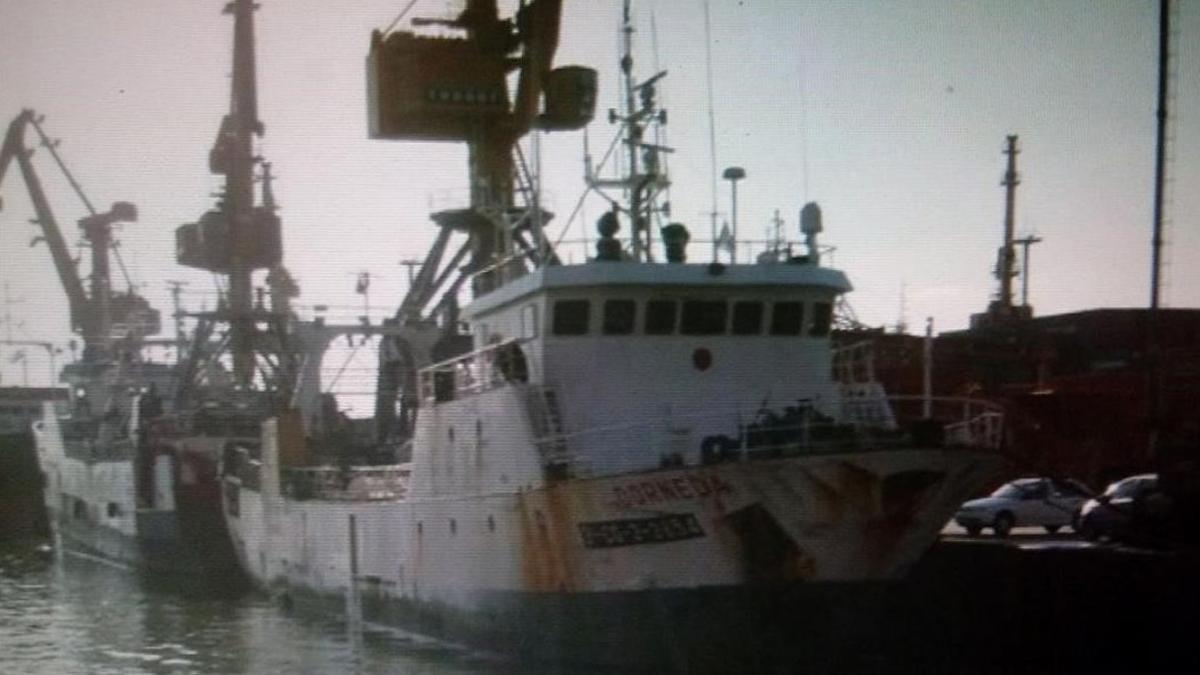 Fotografia cedida por la Armada de Argentina que muestra una vista general del buque pesquero espanol 'Dornera'.