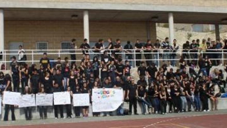 Profesores y alumnos concentrados por las medidas anunciadas por el Consell en el instituto de Callosa d&#039;en Sarrià.