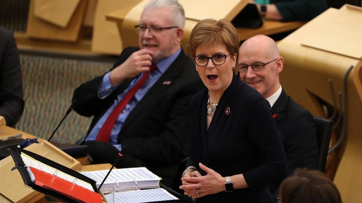 La ministra principal de Escocia, Nicola Sturgeon, en una sesión del Parlamento de Edimburgo, este jueves.