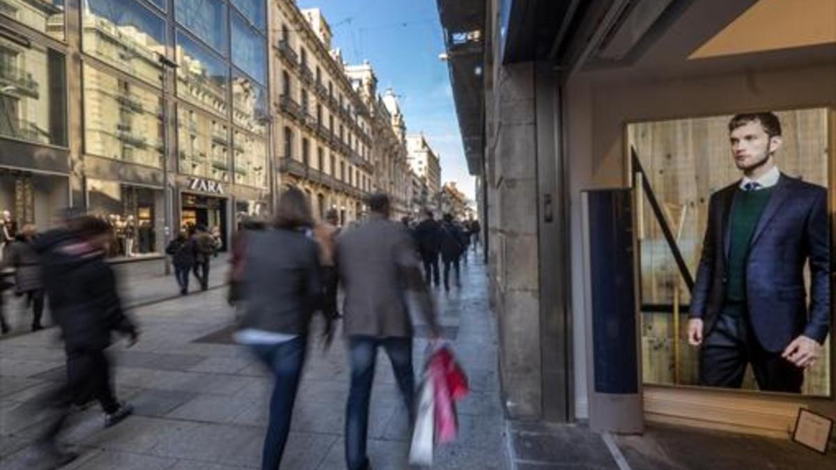 Consumidores de compras en festivo en el Portal de l'Àngel de Barcelona el pasado mes de diciembre.