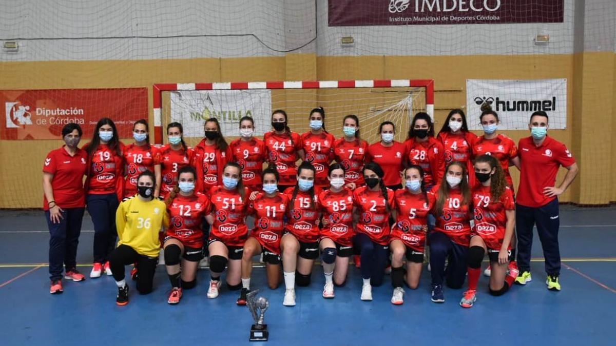 Componentes del Igluvan Córdoba BM juvenil femenino, con el trofeo andaluz conquistado.