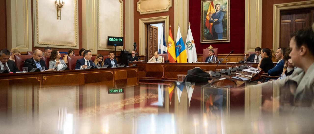 Un momento del pleno que el Ayuntamiento de Santa Cruz celebró este viernes.