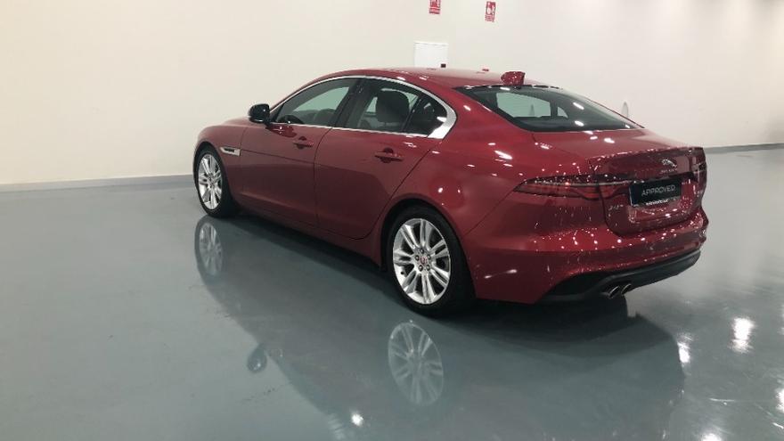 Jaguar XE Prestige SE.