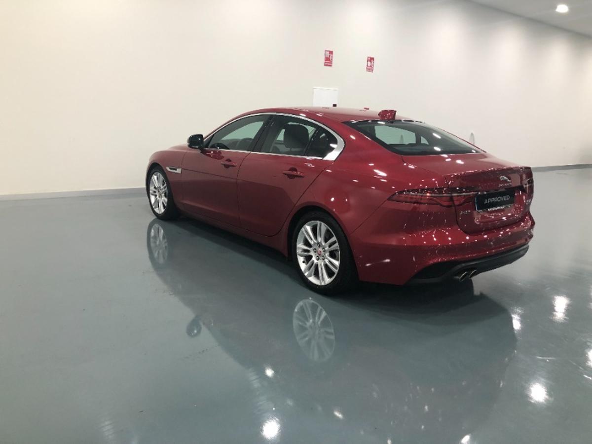 Jaguar XE Prestige SE.