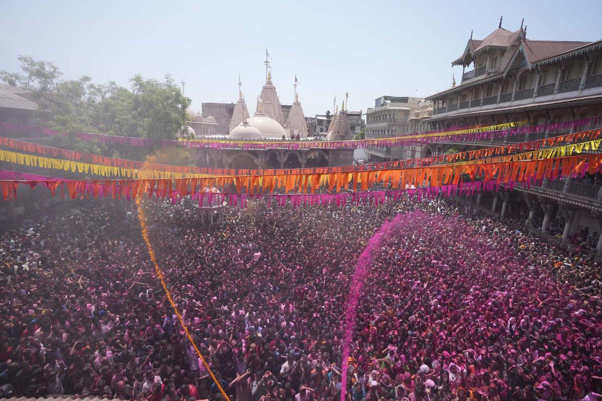 Celebraciones del Holi en el templo Kalupur Swaminarayan , India.