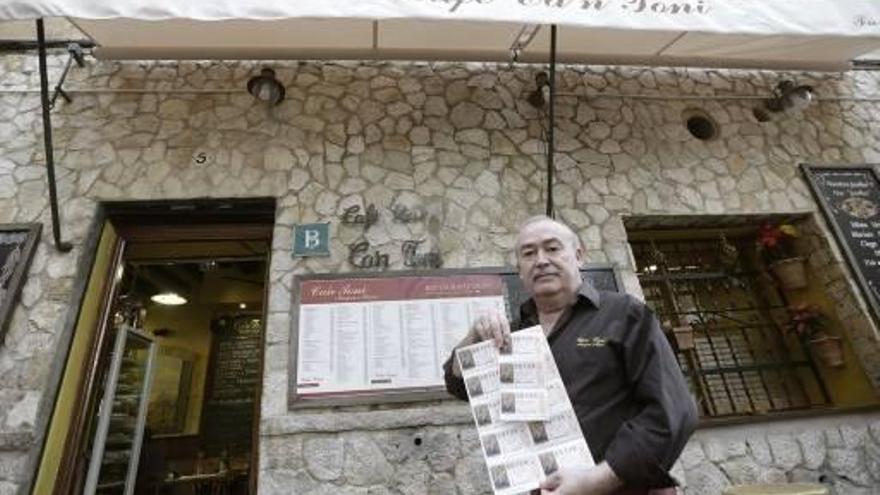 Joan Gutiérrez, décimos en mano, frente al bar que regenta, el Ca&#039;n Toni.