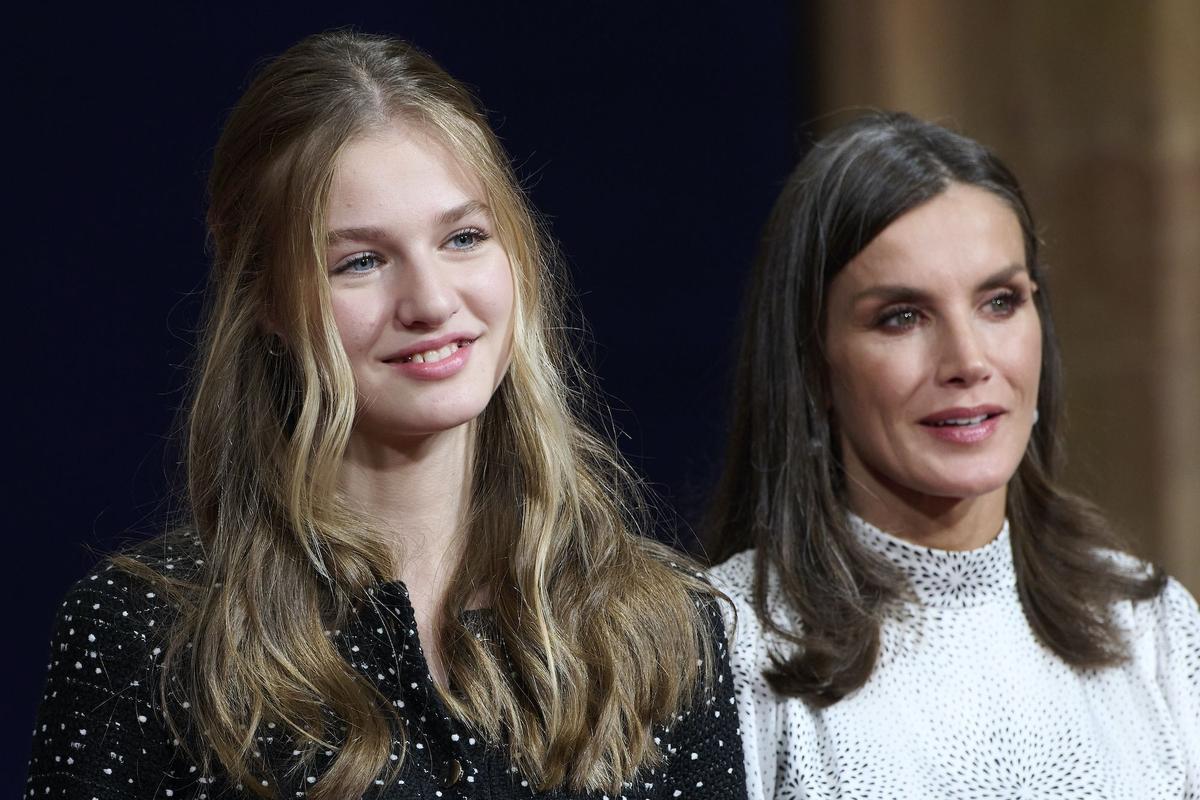 La princesa Leonor junto a su madre, la reina Letizia