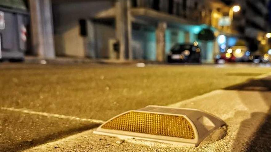Los sistemas reflectantes colocados en los pasos de peatones en la calle As Barxas de Moaña, junto al Concello y que da acceso a la urbanización de O Rosal. / Santos Álvarez