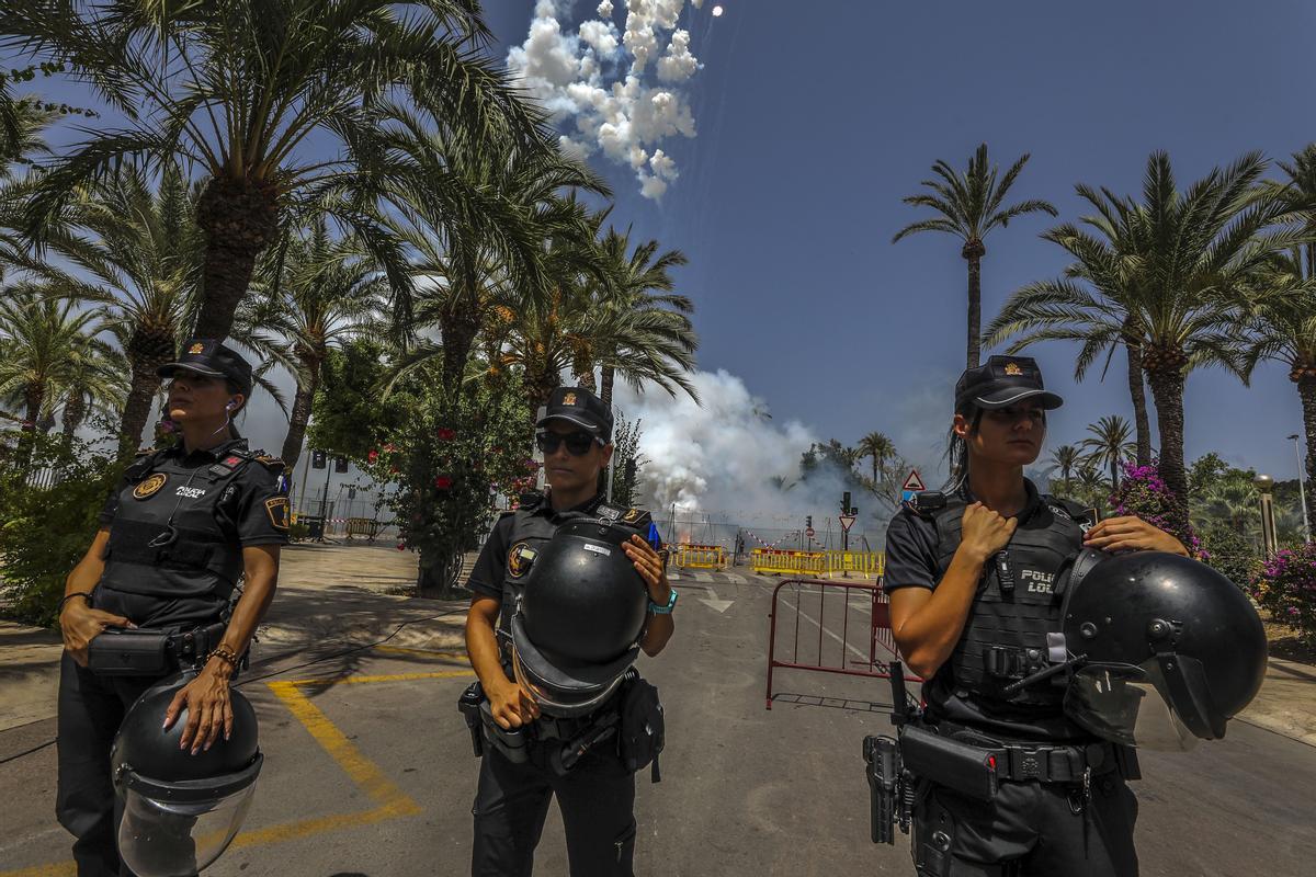 Policías durante la mascletá formando el cordón de seguridad