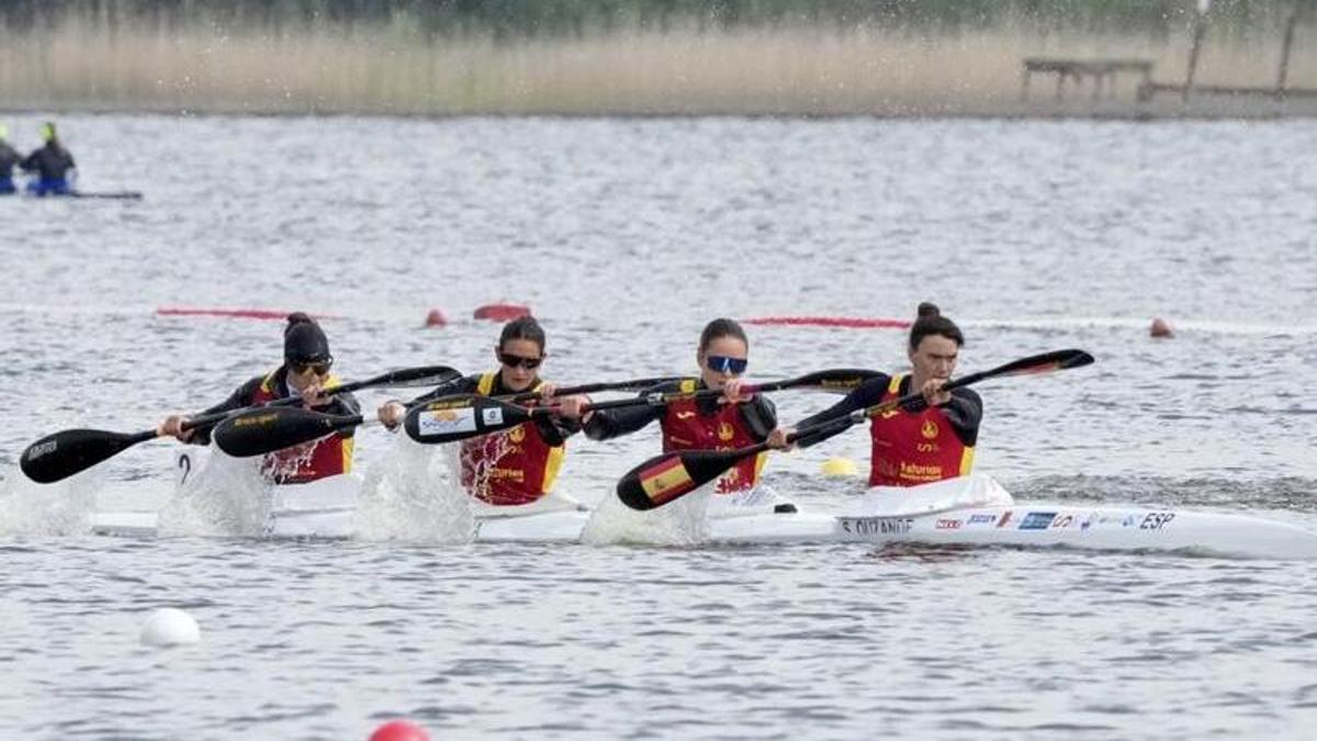 Sara Ouzande y Lucía Val junto a sus compañeras del K4