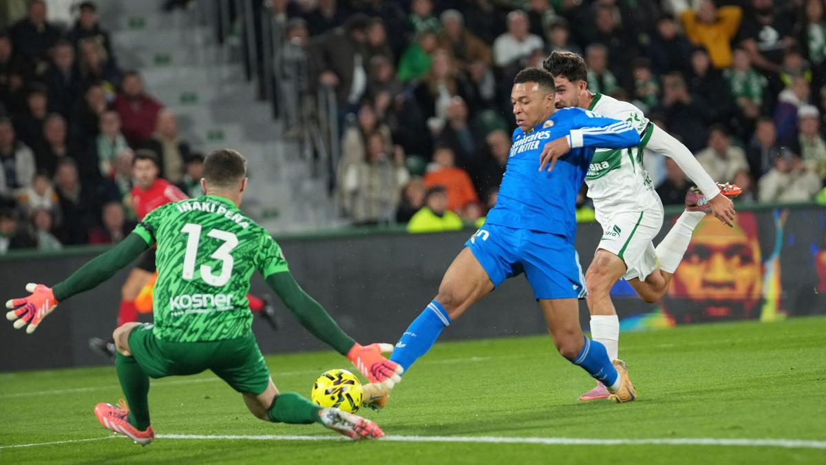 Iñaki Peña detiene un mano a mano ante Mbappé