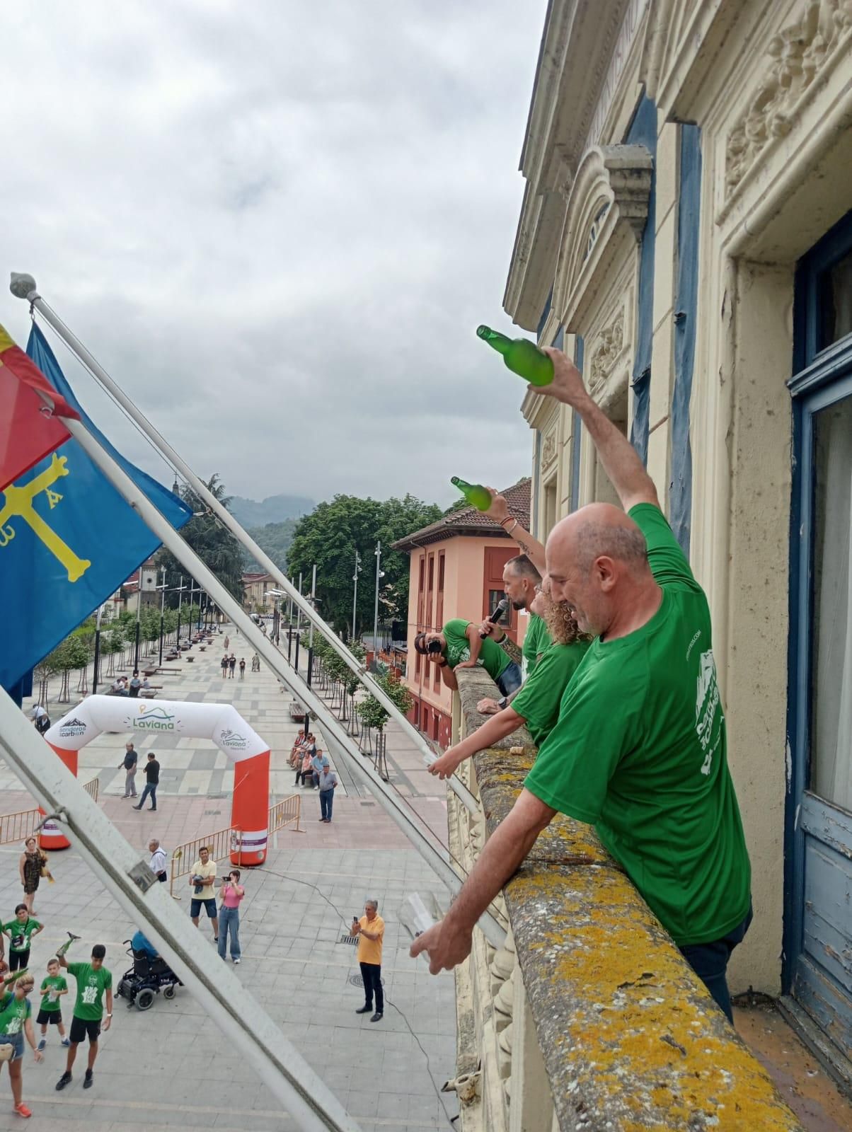 Doscientas personas marchan y escancian en Laviana para combatir la ELA