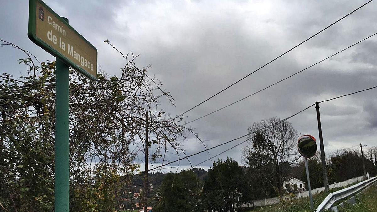 Entrada al camín de la Mangada, en Cabueñes, donde ocurrió el asalto.