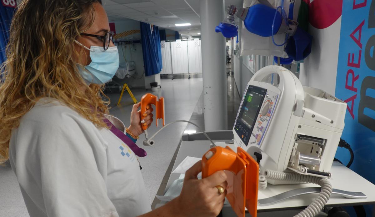 Una enfermera en urgencias de un hospital de Canarias.