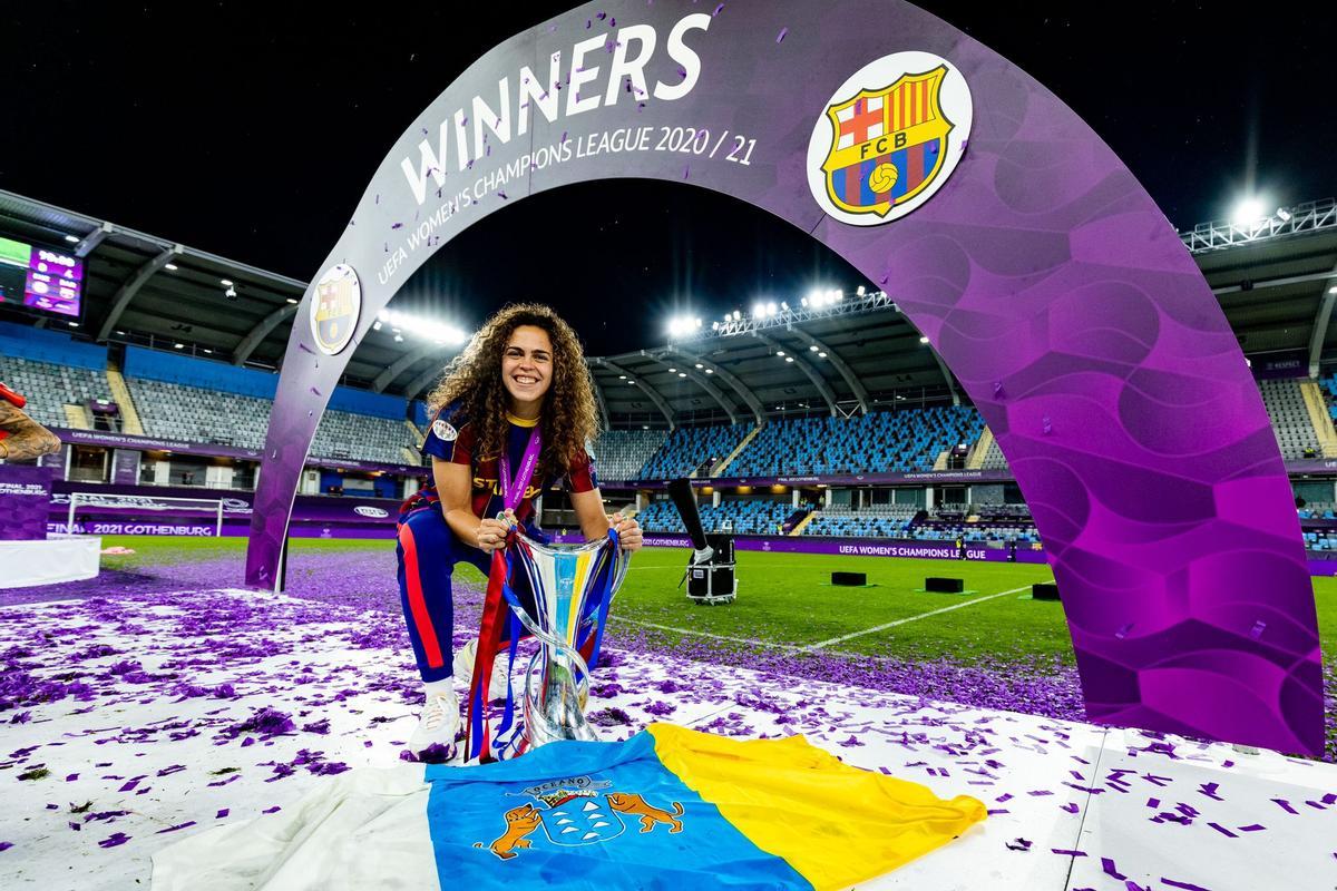 Falcón posa con la Champions que conquistó con el Barça en 2021.