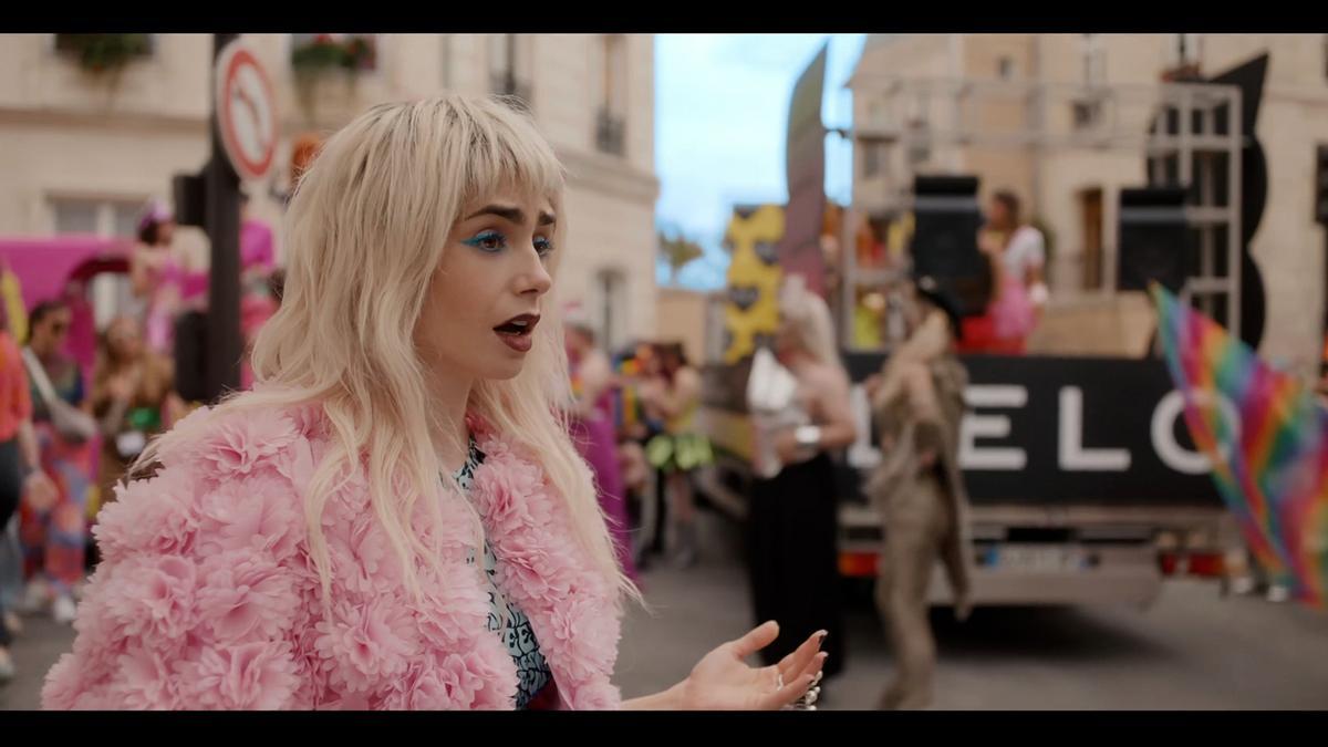 Emily Cooper, interpretada por Lily Collins, en el desfile del Orgullo, en la serie 'Emily en París'.