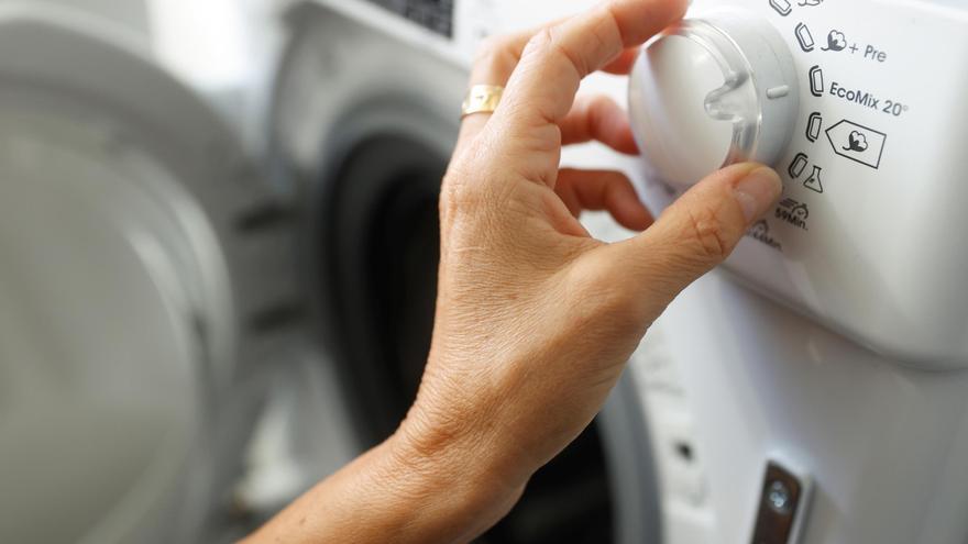 Adiós a las manchas de sudor: el sorprendente truco con el que las eliminarás de tu ropa para siempre