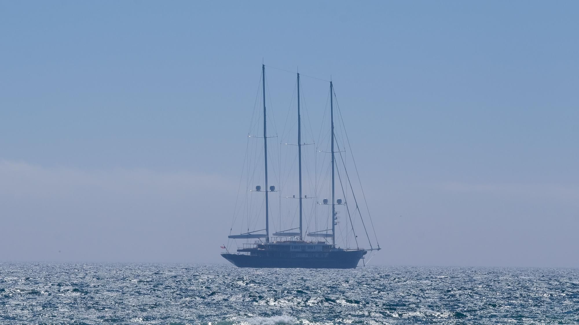 Die Gigayacht "Koru" von Jeff Bezos liegt in der Bucht von Palma de Mallorca