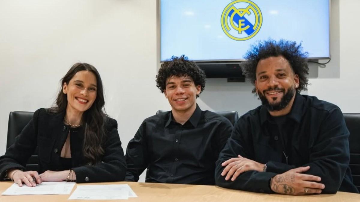 Enzo Alves, junto a sus progenitores, firmando su primer contrato profesional