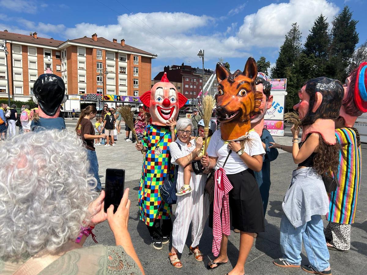 EN IMÁGENES: Desfile de cabezudos y día del socio en Santa Isabel de Lugones