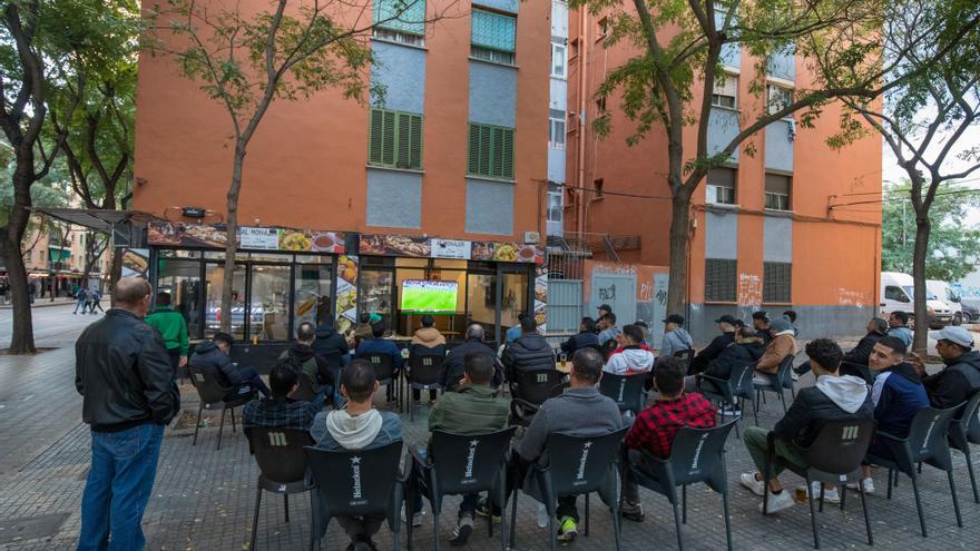 Los aficionados marroquíes de Mallorca lamentan la derrota de su selección en el Mundial de Qatar