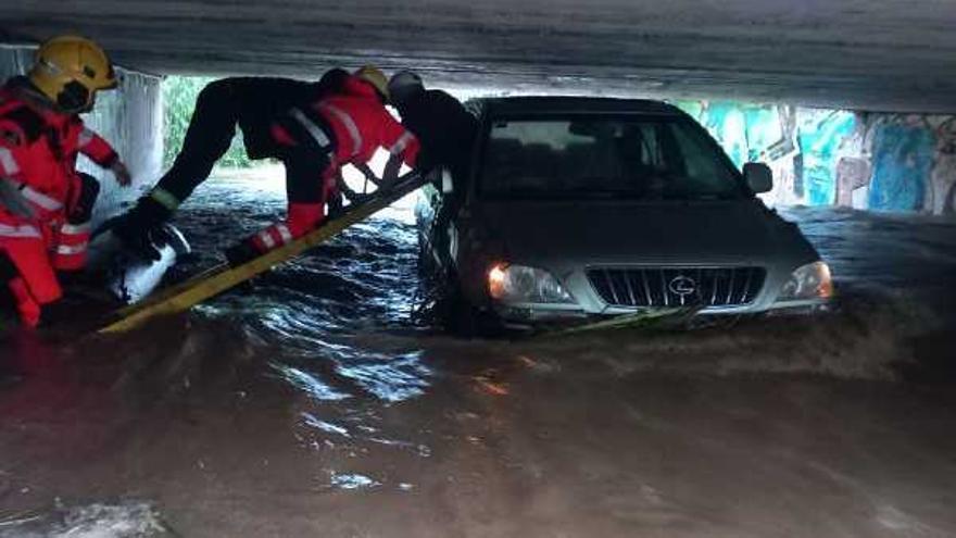 Rescaten el conductor d&#039;un cotxe que ha estat arrossegat per la riera de Vilassar