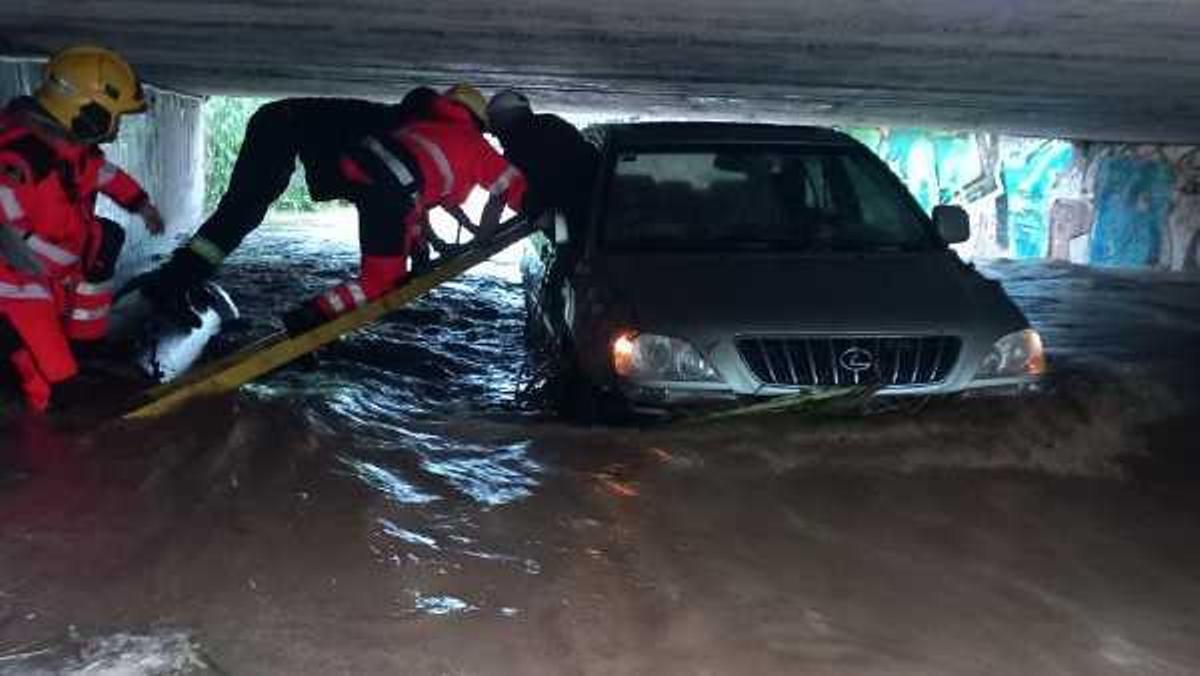 Els Bombers de la Generalitat rescatant l'home de l'interior del vehicle a Vilassar de Mar.