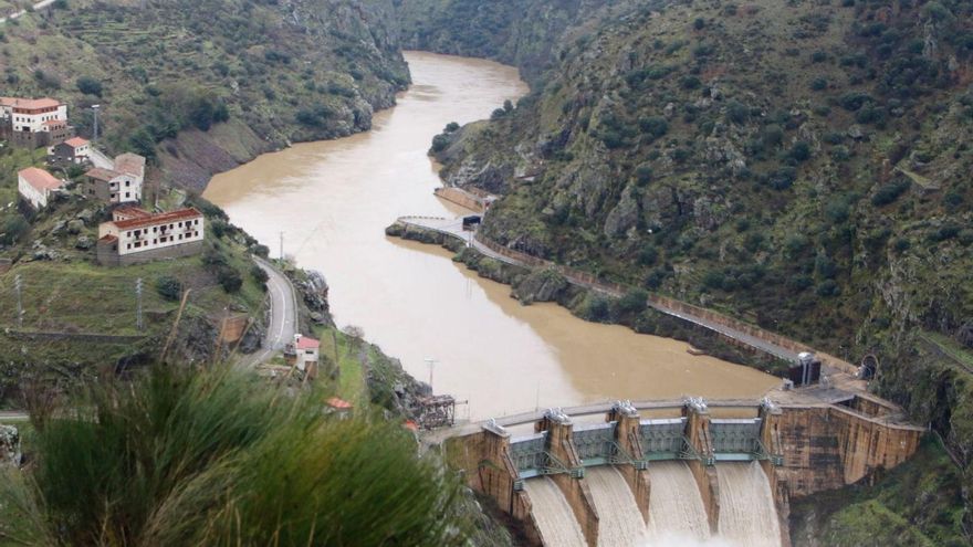 Salto de Castro, obra de ingeniería hidroeléctrica en el curso medio del Duero. | José Luis Fernández