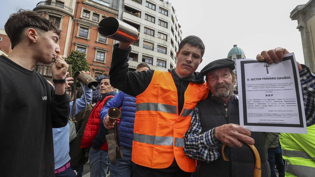 "Detrás de un filete hay mucho esfuerzo y sufrimiento": ganaderos y agricultores claman por su futuro en Oviedo