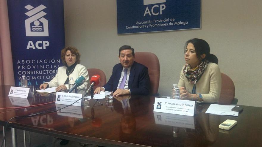 María García, Emilio López Caparrós y Violeta Aragón, ayer en la presentación de los datos de 2015.