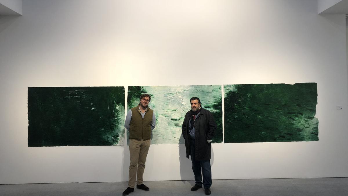 Hugo Fontela ante una de sus obras, en la galería Marlborough, junto al pintor César Barrio.