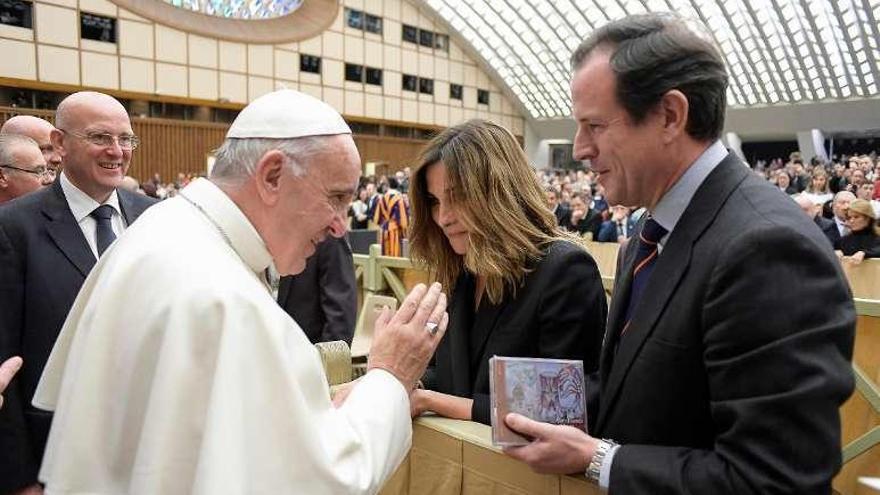 El Papa Francisco, junto a Javier Garat y su esposa, Marciala de la Cuadra, durante la visita del secretario general de Cepesca. // FdV