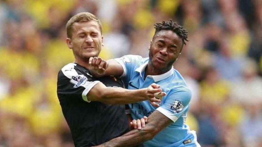 Raheem Sterling choca con Almen Abdi, del Watford. // Reuters