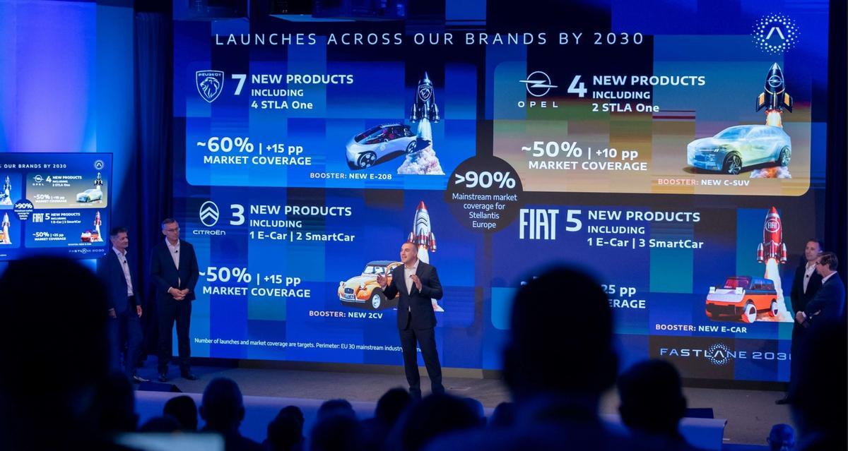 Cappellano, en el medio del escenario junto a los CEOs de las marcas Fiat, Peugeot, Citroën y Opel.