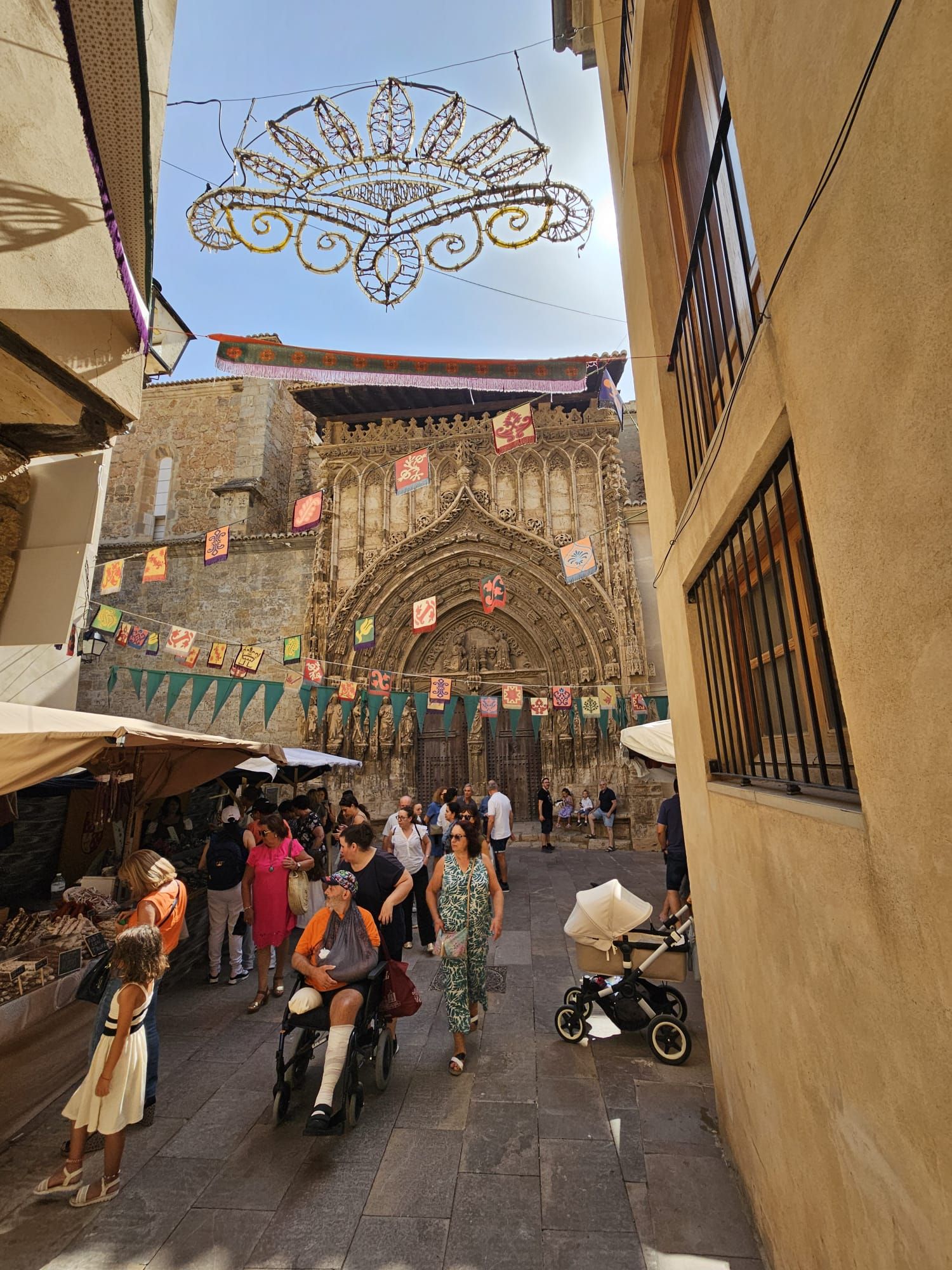 La Villa de Requena vuelve al pasado con el mercado medieval