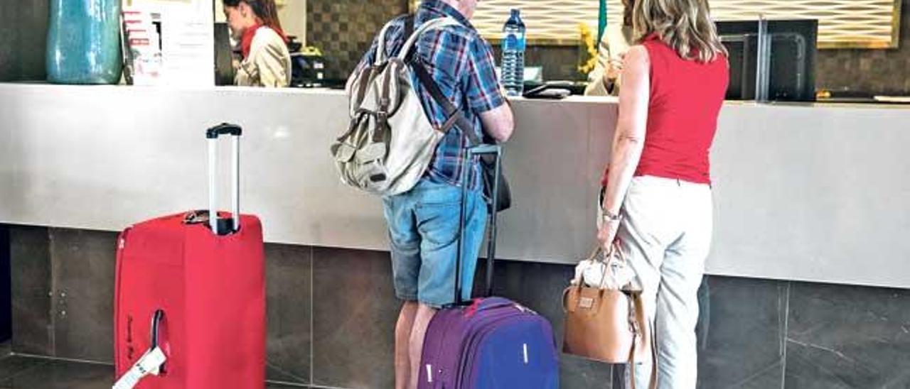 Dos turistas hacen el check-in el pasado 1 de julio, fecha de puesta en marcha del Impuesto de Turismo Sostenible.