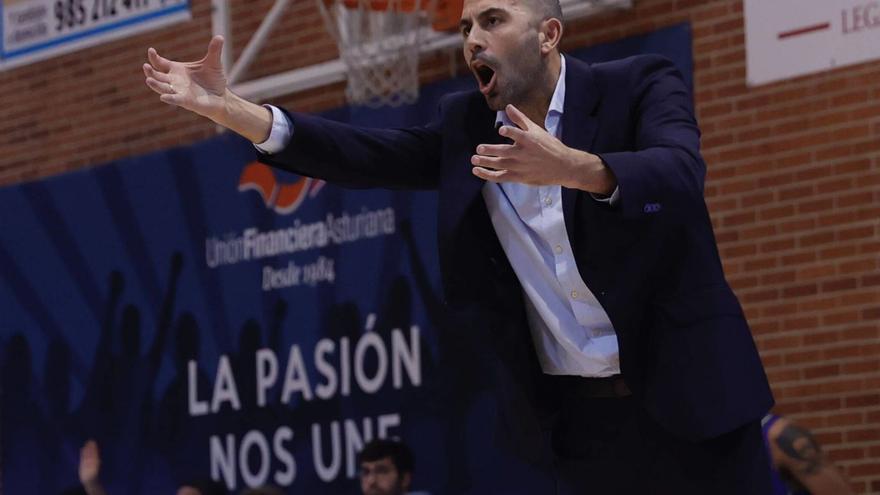 Javi Rodríguez da instrucciones durante un partido en Pumarín. | Miki López