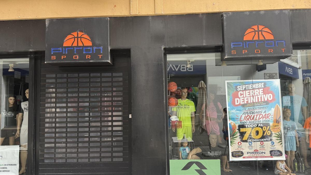 El escaparate de Pirron Sport anuncia ya su cierre definitivo en septiembre tras 20 años en Mérida.