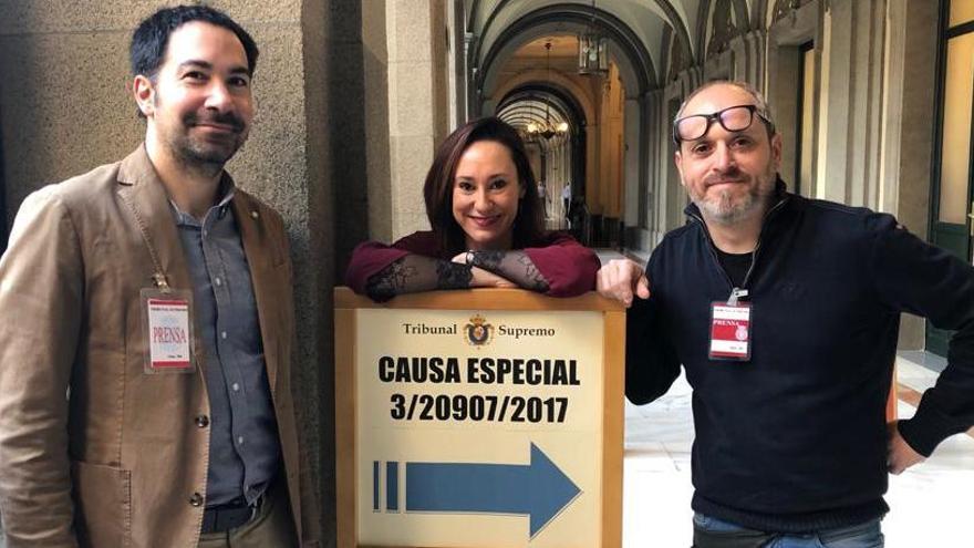 Marc Martínez, Mar Poyato i Quico Sallés, abans d&#039;entrar a la sala del Suprem, aquest dijous