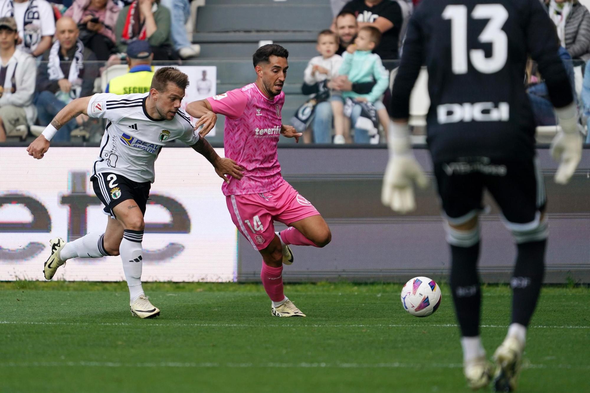 El partido entre el Burgos y el Tenerife. en imágenes