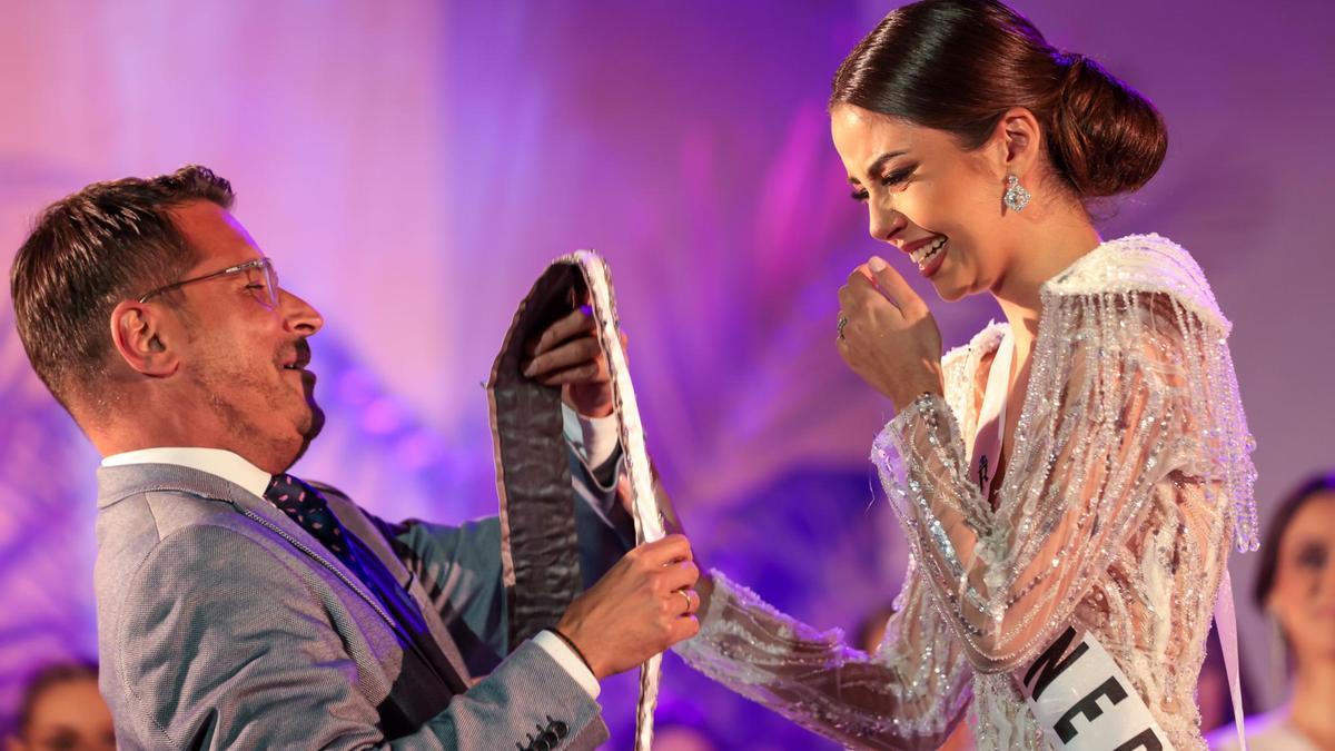 El alcalde de Los Realejos, Adolfo González(PP), impone la banda de Miss World Spain 2023 a Corina Mrazek.