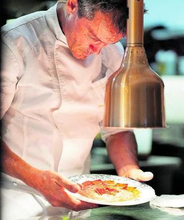 El chef Pau Barba en la cocina de El Restaurante.