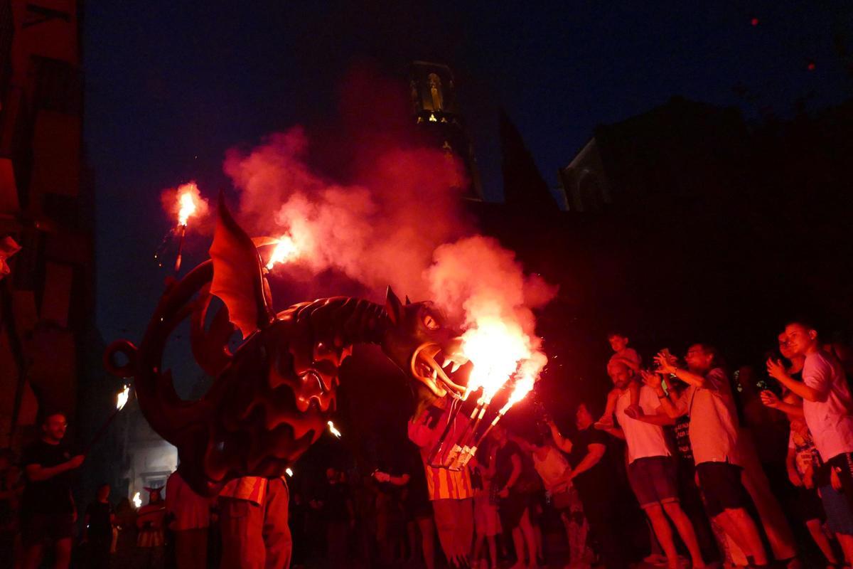 EN IMATGES | L'Encesa del Drac atrau desenes de persones per celebrar la revetlla de Sant Pere a Figueres