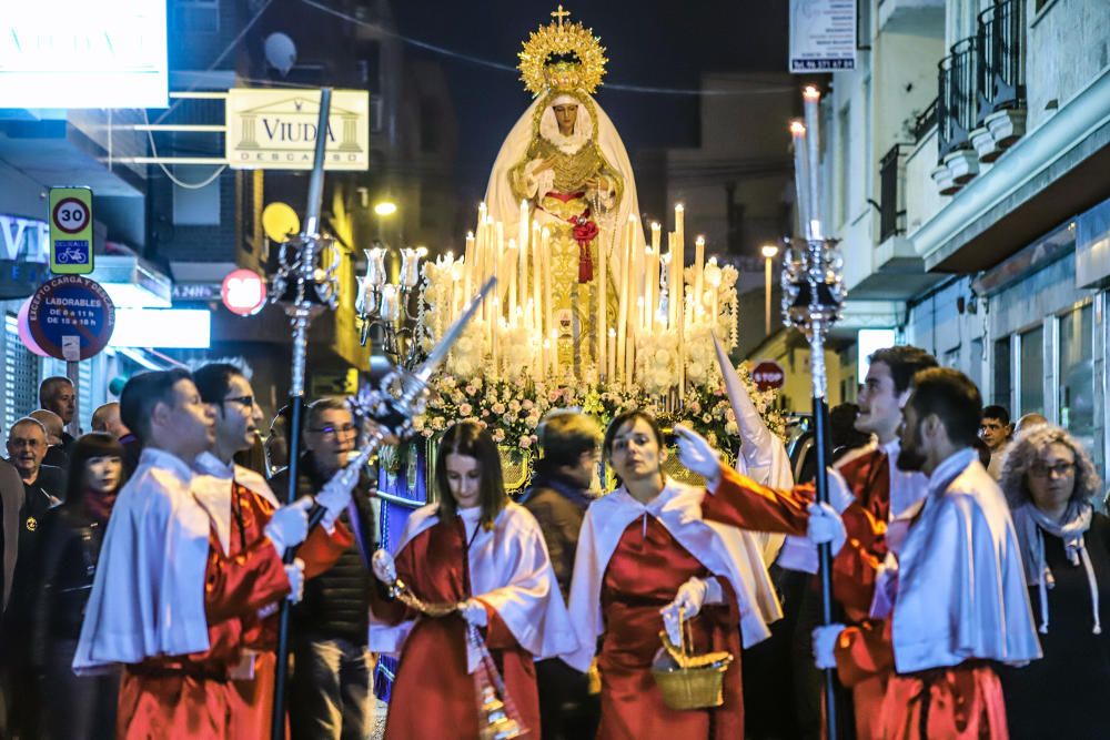 La imagen de María Santísima de la Victoria procesiona por primera vez en Torrevieja portada por 21 costaleros y costaleras