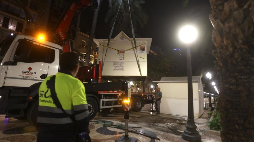 Así se han retirado las casetas de los &quot;hippies&quot; de la Explanada de Alicante
